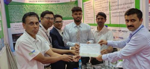 VSI presenting Participation certificate to Prompt team